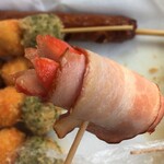 神戸屋 - キャーーー！！！ウィンナーベーコン！￥70。

お馬鹿男子にとっては夢の食い物ヽ(´o｀

赤ウィンナーにベーコン❤️

コレ塩とマヨネーズで食いてぇな。


