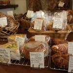 パーラー江古田 - 店内；美味しそうなパンが一杯でどれを買おうか迷う・・・