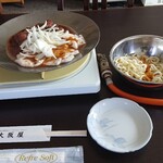大阪屋 - じんぎすかん 630円、ホルモン(上) 550円、玉うどん 150円(全て税込)