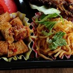 モンゴ モロ - 厚揚げの煮ものと焼きそば。甘辛い味付け