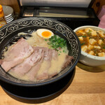 ひできよラーメン - とんこつチャーシュー黒  麻婆豆腐丼