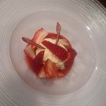 プッチーロ - 苺の水たまりに落っこちた真っ白いパンナコッタ
