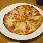 Shunsai Izakaya Kakurega - 厚切りベーコンとトマトのピザ