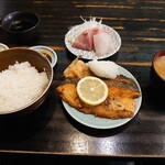 大衆料理　川治 - 本ますソテーと小刺し　天然ブリ、平すずき\1080(20-04)