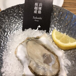 8TH SEA OYSTER Bar - お得なオイスターセット１５５５円。本日の生牡蠣。臭みは全くなく、牡蠣の美味しさを堪能できます（╹◡╹）