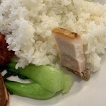 錦福 香港美食 - 青梗菜と脆皮焼肉（クリスピーローストポーク ）