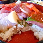 Daisuke Kaisendon'Ya - 「ランチ海鮮丼（ご飯大盛り）」のメイン（食べかけで失礼します）