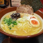 北海道らーめん 文太朗 - 味噌ラーメン＋味玉、照明のためか実際より黄色く写ってます