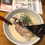 博多ラーメン 亀八 - とんこつらーめん（690円）