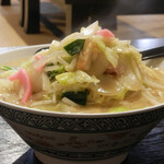 新生飯店 - 野菜たっぷり、まろやかな豚骨スープ