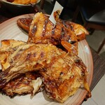 Nando's - 味の違うソースが2種選べる！ジューシーでコク深いもも肉にふっくら肉厚なむね肉、ソースを塗り込んだ皮目が香ばしい！