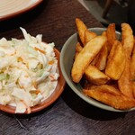 Nando's - 衣がガリガリッとクリスピーなPERi-PERi Wedges（ウェッジポテト）、ザクザクキャベツたっぷりのコールスロー