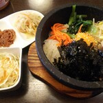 韓国伝統家庭料理 土房 - ランチ石焼ビビンバ880円 熱々でした。自分で辛さを調節できます。付け合わせはチヂミが良かった……