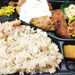 タイルカフェ - チキン南蛮と炊き込みご飯のお弁当（500円）