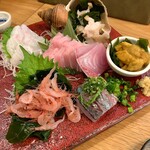 こけら - 7点盛り1000円(×2人前)
      ウニ、アジ、鰤、めばちマグロのトロ、つぶ貝、桜海老、真鯛