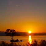 びわこ食堂 - 琵琶湖に沈む夕日
              嘘ぴょ〜ん(￣▽￣)
      琵琶湖の向こうに沈む夕日です