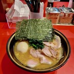 横浜家系総本山 吉村家直系店 ラーメン内田家 - 全部のせ