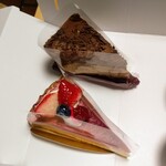 シャトレーゼ - パリパリチョコバナナケーキ、ミックスベリーのパイ