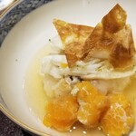 馳走 啐啄一十  - ①渡り蟹(山口県宇部産、雌)の身&内子の飯蒸し、極薄自家製バチコ(広島県江田島産)、真昆布&鰹節の出汁餡
      渡り蟹の産卵期は春～夏、雌蟹の旬は春～夏
      淡白な雌蟹は身を内子(卵)の旨みと合わせて楽しみます