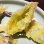 馳走 啐啄一十  - ③蕗の薹(秋田県産)の天麩羅
      旬は晩冬～早春
      噛み締めると口腔内に拡がる香り、独特なほろ苦さ、これも春らしいですね。
      日本酒がバッチリ合います♪