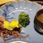 馳走 啐啄一十  - ⑤煮蛍烏賊(富山県滑川沖産、雌)、土佐酢ジュレ
      日本近海での産卵期は通年、旬は春
      雄は交接直後に死に、雌のみが産卵場所の滑川沖に集まります
      豊漁なのに新型コロナ騒動の影響で極上の蛍烏賊が入荷するそう