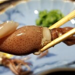 馳走 啐啄一十  - ⑤煮蛍烏賊(富山県滑川沖産、雌)
      蛍烏賊は産卵直前の雌だけを薄味で茹でてあるので、驚くほどの軟らかさとワタに微かなほろ苦さ、優しい旨み&甘みが拡がります。