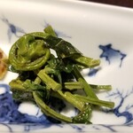馳走 啐啄一十  - ⑥宮古島薇(ゼンマイ)のお浸し(沖縄県宮古島産)
      宮古島薇はアク抜き不要でシャキシャキとした食感が特徴。
      エグみ無く繊細な甘さを感じました。
      これも珍しい食材ですね。