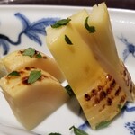 馳走 啐啄一十  - ⑦炭火焼き白子筍(大阪府泉州産)
      なんと超高級品の白子筍が炭火焼きで登場！
      凄い薫りが口腔内でブワッと拡がり、甘さも抜群です。
      繊維も軟らかく、流石キング・オブ・筍！
      食べ終わってもまだ薫ります♪