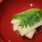 馳走 啐啄一十  - ⑧炭火焼きタケノコメバル(産地聞き忘れ)、朝堀り筍(鹿児島県阿久根産)、うるい&山椒の若芽載せ、利尻昆布&鮪節の出汁のお椀
      利尻昆布の出汁は透明感がありながらも輪郭がはっきりしたキレのある味わい♪