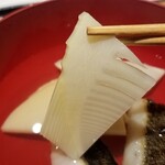 馳走 啐啄一十  - ⑧朝堀り筍(鹿児島県阿久根産)
      薄くスライスした筍、これも美味しいのですが、白子筍の後ではいつもの感激も控えめにならざるを得ませんね。(^_^;)