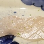 馳走 啐啄一十  - ⑩炙り白甘鯛(愛媛県八幡浜山椒、3日寝かせ)
      産卵期は夏～秋、旬は冬～春
      軽く炙って微かな芳ばしさを纏っています上品な脂の旨みと甘さが寝かせにより増しています。