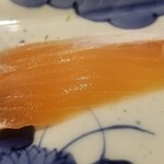 馳走 啐啄一十  - ⑪桜鱒(北海道噴火湾産、3日寝かせ)
      産卵期は晩冬～春、旬も晩冬～春
      鮭と同じく海に下った山女魚が産卵のために遡上してきた時に獲れるのが桜鱒
      銀色の体色が美しい魚です
      納得の美味しさで、嬉しいです♪