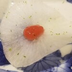 馳走 啐啄一十  - ⑫氷〆スライス大根、梅肉、削り柚子皮
      氷水で〆ただけなのにほんのりと甘さがあり、梅肉のアクセントと柚子皮の香りでサッパリします。