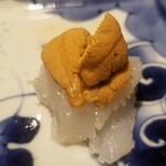 馳走 啐啄一十  - ⑮墨烏賊(正式名:甲烏賊)(静岡県駿河湾産、サスエ前田魚店)+赤雲丹(佐賀県唐津産)
      産卵期は春～初夏、旬は冬～春、寿命1年
      寝かせは軽めでサクサクとした食感。
      同時に甘さも引き出されています。