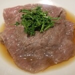 馳走 啐啄一十  - ⑱炭火炙り榊山牛の肩ロースのすき焼き仕立て、花山椒(奈良県産)載せ
      脂が乗った肩ロースは焼きのみだと私には強過ぎるのですが、炙って出汁を潜らせると調度良い味わいです。