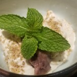 馳走 啐啄一十  - ⑳白胡麻プリン
      モチモチぶるぶるな食感と控えめな甘さ。
      滑らかな口溶け。
      こし餡も溶ける様な円やかさ。
      白胡麻の香りが宴の終演を彩ります。