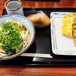 麦まる - ぶっかけトロ玉、ちくわ天、とり天、ジャンボいなり計880円税込。

