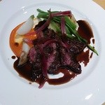 牛もも肉のステーキ　人参のピューレ　ポテトグラタン