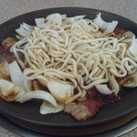 伊賀食堂 - うどん投入！ 黄そばも美味しいよ！