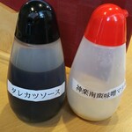 Wappameshi Ichiya - 卓上には「神楽南蛮味噌マヨネーズ」と「タレカツソース」が