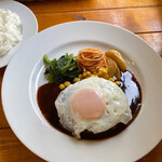 カフェキッチン サンタローザ - ハンバーグステーキデミソース目玉焼きのせ 820円。ライス 160円。