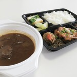 今だけのテイクアウト用の名古屋コーチンのブイヨンと赤ワインで作った牛ほほカレー弁当は１４００円(税込)