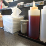 東京麺珍亭本舗 - 卓上にある調味料