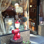 珈琲屋　吾郎 - 入口左側に珈琲樽に鎮座した可愛いミルランプが目印♪夜ともなれば不思議とお店に引き込まれる様な魅力的オブジェです♪
