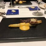 ラ・ファソン 古賀 - ロワール産ホワイトアスパラガスとリ・ド・ヴォーのソテー