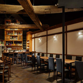 店内カウンターとテーブル席