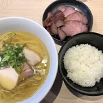 麺屋一燈 - 美味しい清湯ラーメン+小ライス＋吊るし焼きスモーク叉焼PREMIUM