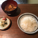 金鯱山 - 漬物・赤だし・ライス