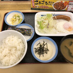 松屋 - ソーセージエッグ定食410円に選べる小鉢はとろろ。