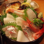 軍ちゃん - 味処膳　　真ん中：シロソイ、周りは上から時計回りに：ズワイガニ、ヒラメ、アジぶつ切り、甘エビ、アジ、マイカ、カナガシラ、メダイ